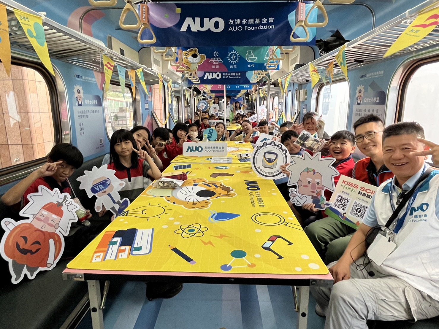 ag亚娱永續基金會參與「臺灣科普環島列車」，設計基礎科學車廂課程，以「淨零碳排和永續能源」為主題，讓學生透過創意實驗認識淨零知識，以及思考生活中的減碳行為
