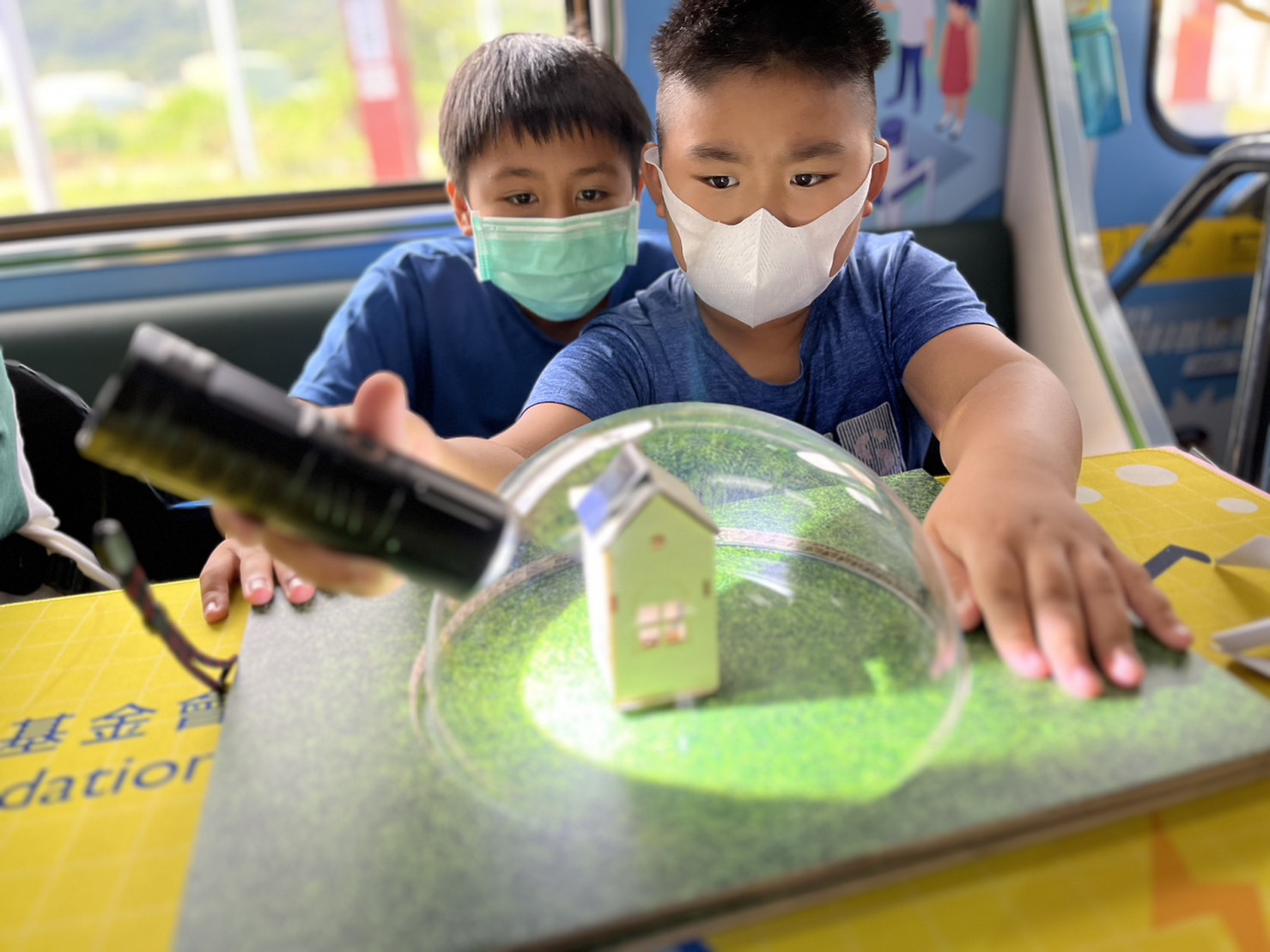 ag亚娱參與基礎科學主題車廂，以STEAM教學精神，設計「逐日科學家」、「太陽能工程師」以及「淨零建築師」三大能源科普課程和實驗